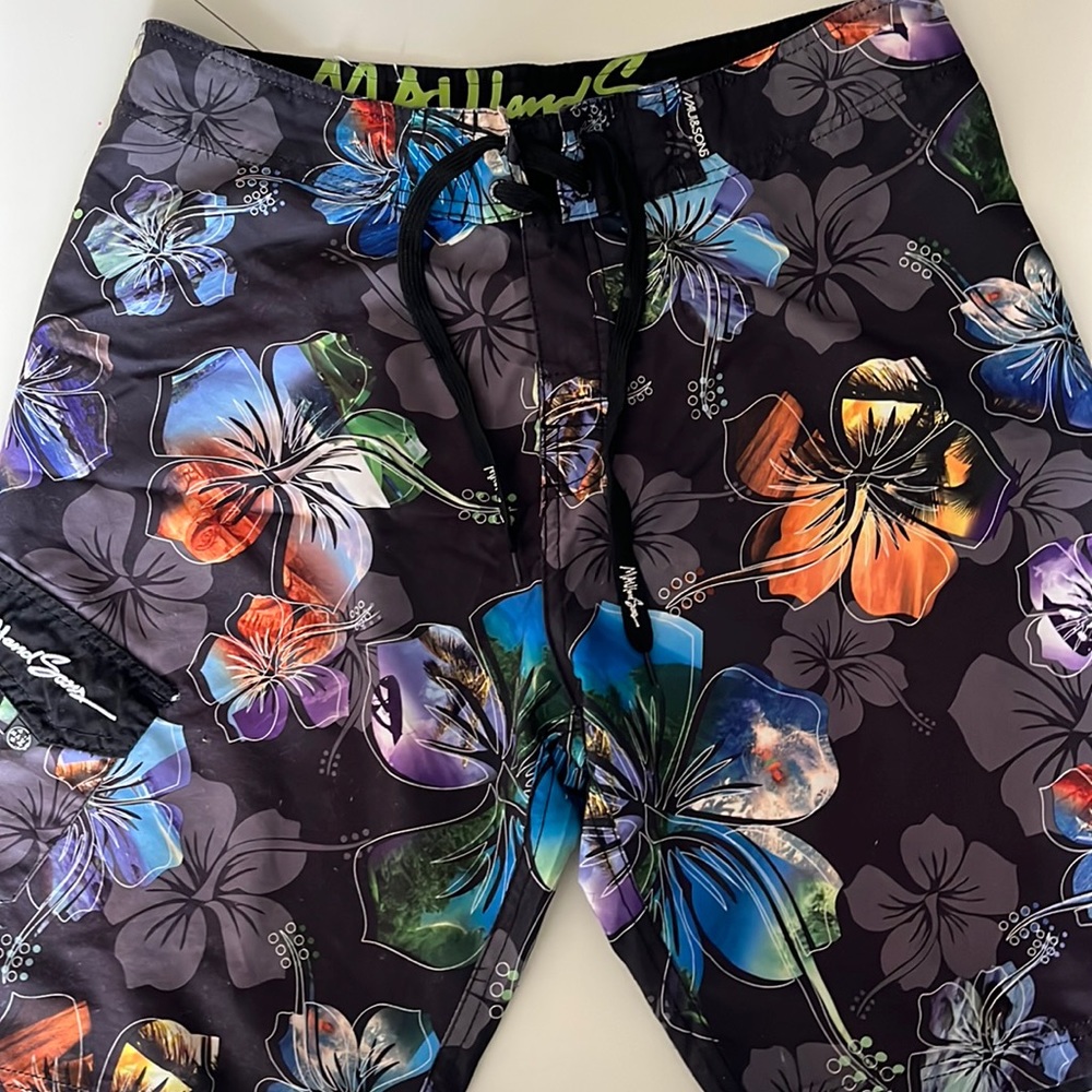 Maui and Sons board shorts 32 Medium black w/ all over flower print